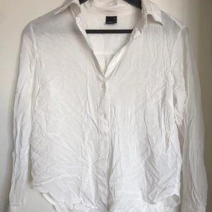 Vit skjorta - Vit skjorta från Gina Tricot i storlek 34! Endast använd fåtal gånger. Mycket bra skick utan defekter💕