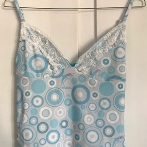 Linne från Omighty!! - Jättefint linne från Omighty, i nyskick!! Säljer då det var för litet på mig. Kolla gärna in mina andra annonser, samfrakter gärna!