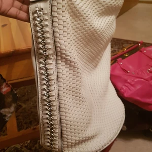 Stora och fina väskor  - Snygga väskor helt och fint. Vita stora . Man kan ha mycket saker i 