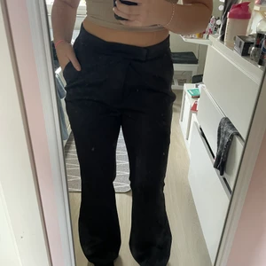 Kostym byxor🖤🖤 - Säljer ett par jätte fina kostym byxor väldigt små i storlkerna om du har lår och rumpa så dem är storlek 42 men sytt in dem till 40/38 i midjan