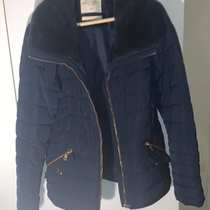 Vinter jacka  - Blå Holly & whyte jacka. Jacka är i ny skick använt en gång 