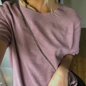 Stickad t shirt  - En så fin stickad t shirt!! Passar snyggt till kjol eller jeans ❤️ i storlek L men tycker den sitter snyggt på mig som har S oxå då jag inte vill ha den tight. 150 kr, frakten är ej inkluderad men kan mötas upp i Stockholm! 