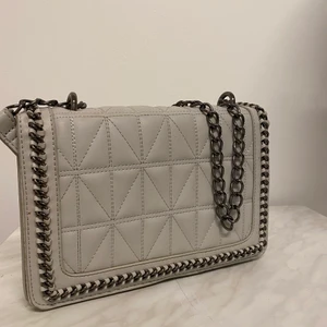 Snygg rutig väska - Axelremsväska i bra skick. Aldrig använd 