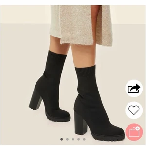 Bianca x Nelly - Skor från Biancas kollektion med Nelly, köpte dem av en tjej här från Plick men tyvärr var dem försmå så nu letar jag efter en ny ägare till dessa! Säljer dem för 300 eller önskar byta mot större storlek om någon har det! Köparen står för frakten. Storlek 38! Väldigt fint skick på skorna, helt oanvända!