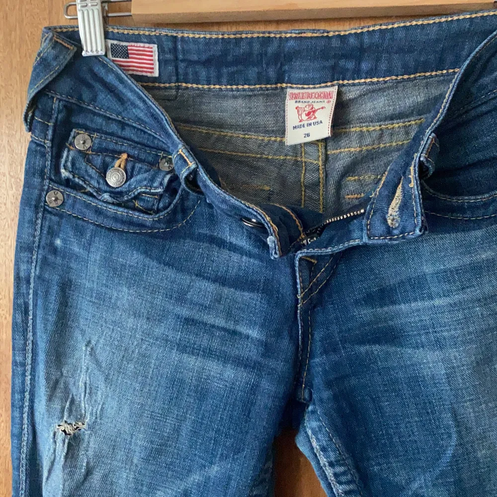 lowrise bootcut jeans. worn condition, thinned denim in some places. . Jeans & Byxor.