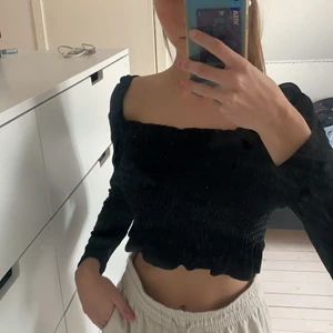 Topp - En superfin topp med fina detaljer! Den är i storlek S, färgen är svart/mörkblå! Endast använd en gång, väldigt fint skick!😚💘
