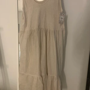 Klänning oanvänt  - Oanvänd och ny klänning i skönt material. Perfekt att dra på över badkläder t.ex. one size men passar M. 