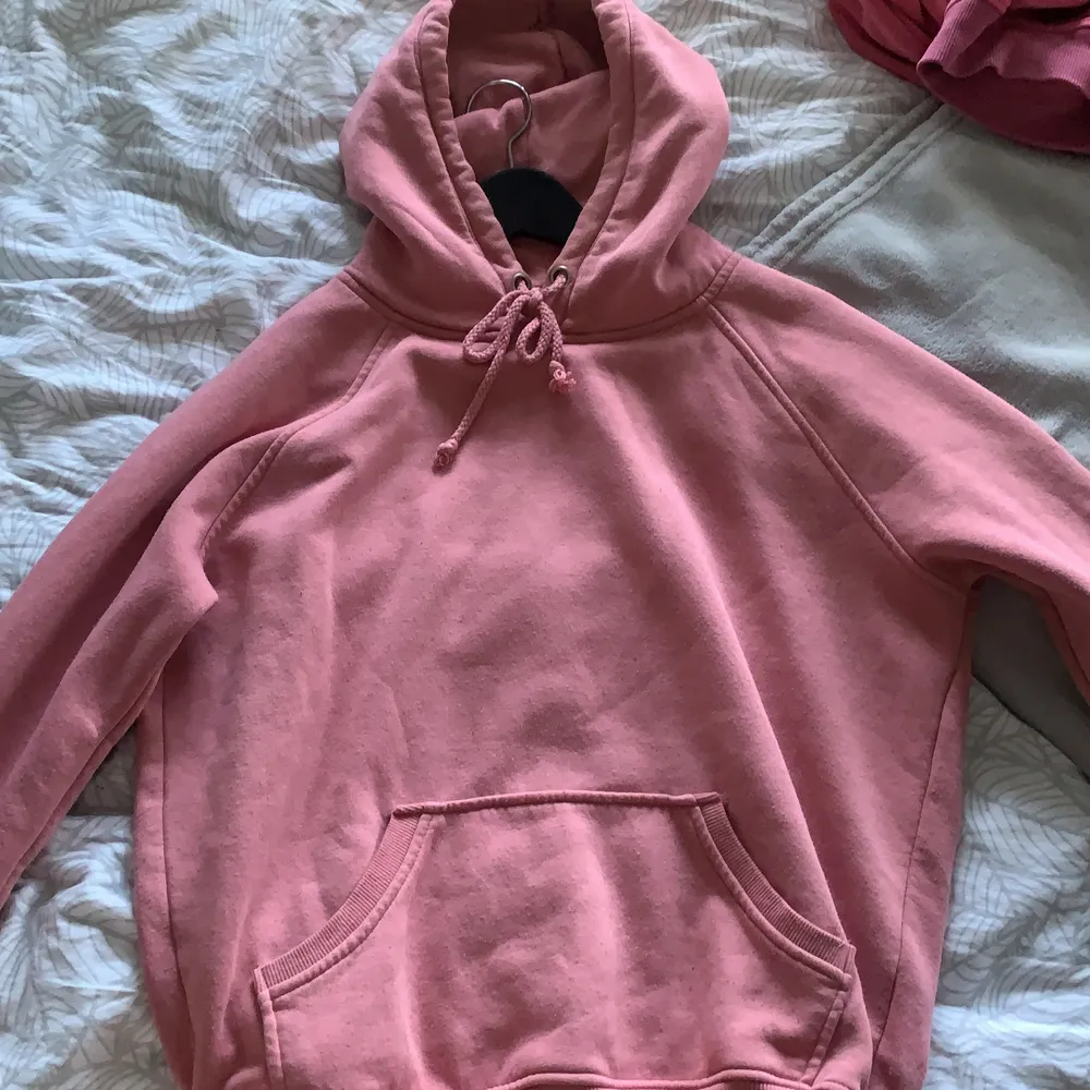 En snygg hoodie i en rosa färg som tyvärr inte används så mycket! Strl xs men passar bra för även S och M. Köparen står för frakt🌟. Hoodies.