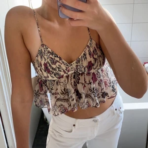 Jättesöt topp❤️ - Säljer min helt oanvända topp från zara med prislappen kvar❤️ man knyter den i ryggen så man kan justera hur långa man vill att banden ska vara och den har även som glitter i sitt tyg❤️ köpare står för frakt!❤️❤️