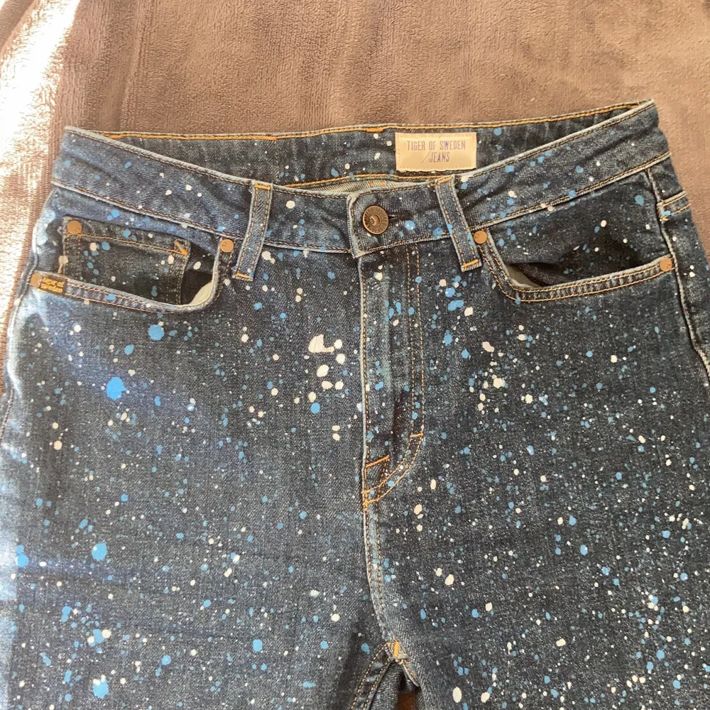 Säljer mina asballa tiger of Sweden jeans eftersom de inte kommer till användning längre :) Köpte dem för 800kr och har inga defekter! . Jeans & Byxor.