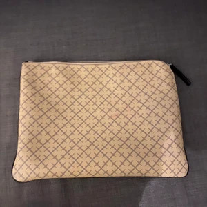 Madeleine Birger datorfodral - Beige datorfodral till en laptop alltså den är stor o passar liteee större än en MacBook och har mycket plats i, okej använd hit och dit där av priset men fortfarande bra skick