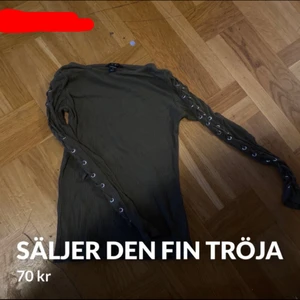 Säljer min favorit tröja - Säljer min favorit tröja😭 eftersom att jag har växt ut den den är ifrån new Yorker minns inte pris på den eftersom att va längesen jag köpet den! Men den är helt ok skick den funkar att ha på sig inga fläck som jag vet än nu🤣 för fler bilder kom till dm😍😍 den är i storlek s