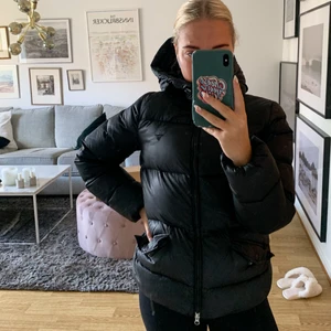 Gant vinterjacka  - En dunjacka från gant i storlek S. Kan hämtas i Örebro eller skickas med posten med spårbar frakt 🖤 