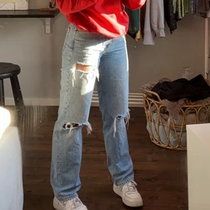 Jeans - säljer mina jeans ifrån gina💕 har sprättat de där nere så de är ungefär 4cm längre än i vanliga fall men är perfekt lång för mig som är 160cm🥰nypris 599kr