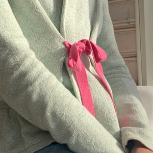 Odd Molly kofta - En nästan oanvänd odd Molly kofta som är turkos med rosa band. Köpte den för 2000kr