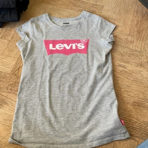 Levis  - En grå tröja med ett tryck med märket Levis och med rosa färg!