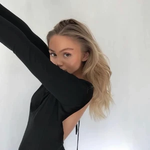 Body med öppen rygg! - Svart jättesnygg body med öppen rygg, och knytning i ryggen! Köpt här på Plick men den passade inte mig tyvärr. Det är storlek M men skulle säga att den passar även S! Bilden är lånad från Wefelicia på instagram:) 