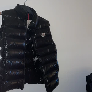 Moncker väst storlek S svart dam - Äkta moncler väst i bra skick. Använts fåtal gånger.