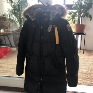 Parajumper Long Bear - Parajumper storlek S, använd en vinter. Säljs pågrund av att den inte kommer till användning och dessutom inte är min stil🌸
