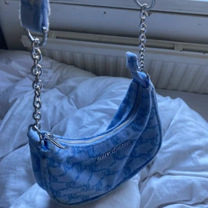 Juicy Couture Väska intressekoll! - Endast intressekoll men säljer vid bra bud!! Köptes på urban outfitters i Köpenhamn för några månader sen bara. 