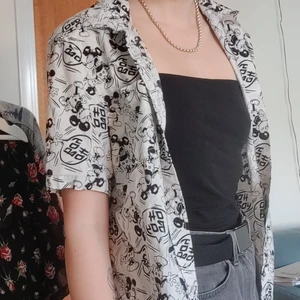 Musse Pigg skjorta - Skjorta med Musse Pigg mönster🙌 Endast använd någon enstaka gång. Frankten är inkluderad i priset✨