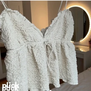 Zara linne - Jättefint linne från zara i superbra skick! Storlek L men är väldigt liten i storlekens så passar från XS skulle jag säga💕💕