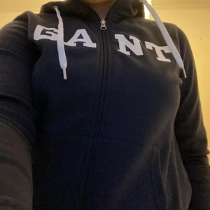 Gant kofta  - Säljer nu min fina kofta pågrund av att den inte kommer till användning. Använt fåtal gånger men är som ny. Koftan har inga skador eller fläckar. Jag köpte den för 1299kr säljer den för 500. 