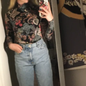 En långärmad tröja från Gina i storlek x - Bra skick och inte nycker använd. Säjer pga använder inte längre