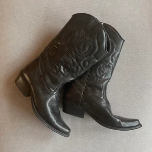 Cowboyboots - Säljer mina så fina cowboyboots. Knappt använda som nya. Från Duffy i storlek 37. Frakt tillkommer. Budgivning i kommentarerna, minst 20kr mellan varje bud. Avslutar budgivningen fredag 15/10 20.00
