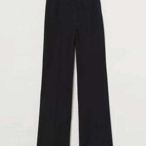 Svarta kostymbyxor - Vid svart kostymbyxa med pressveck från HM. Slutsålda online! Sitter som en smäck. Endast använda vid ett tillfälle. Säljes pga fel storlek. Nypris 249:-