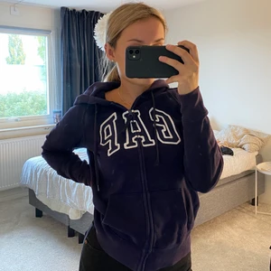 Gap kofta - En kofta från GAP i mörkblå. Den är jättefin och i bra skick. Inte alls använd. Storlek S