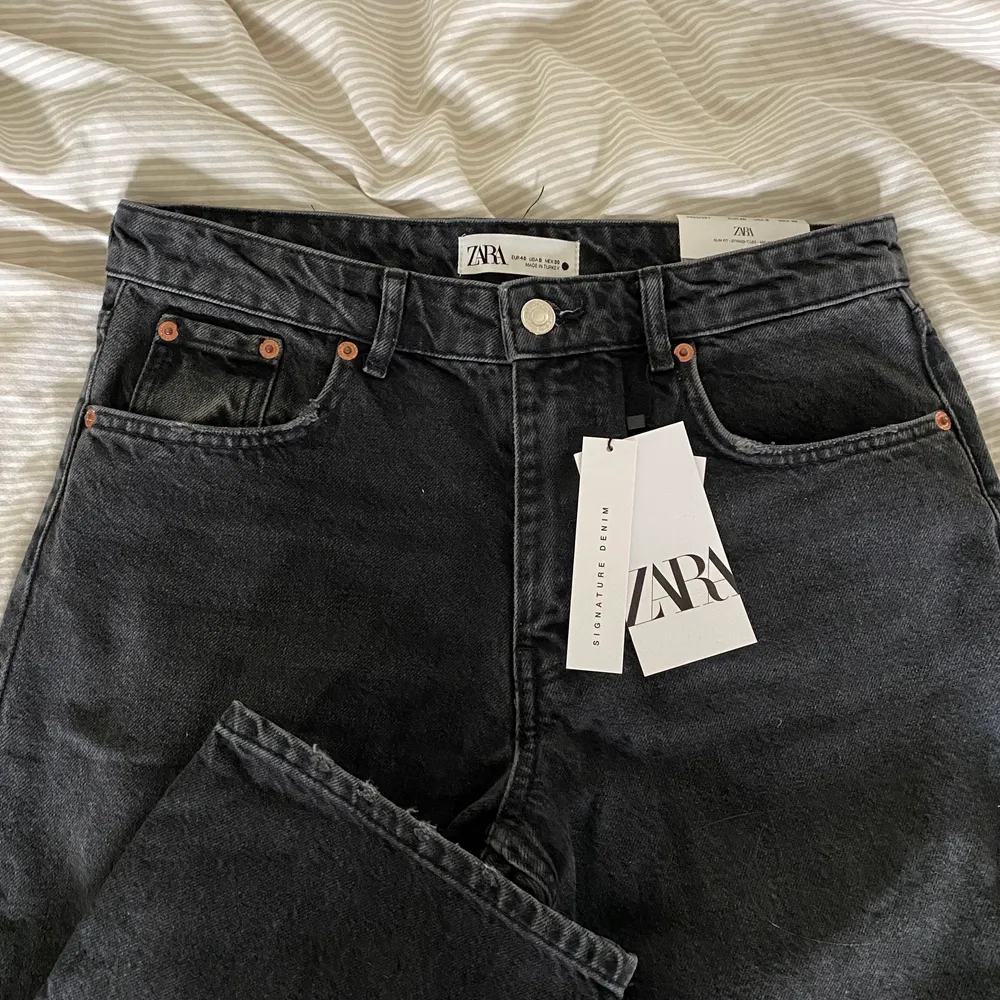 Säljer helt nya zara jeans då dom inte passa mig. Är en mid waist modell. Jeans & Byxor.