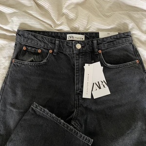 Zara jeans  - Säljer helt nya zara jeans då dom inte passa mig. Är en mid waist modell