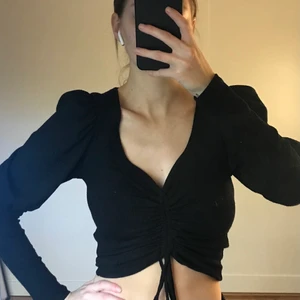 Svart topp - En jättefin svart topp med lite ”puffärm”, man kan ändra banden med hur kort man vill ha. Knappt använd. Jag har oftast storlek XS/S, den är stretchig och skön också! Perfekt till vardag eller fest 💛