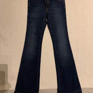 Helt nya bootcut jeans från hunkydory Stockholm. Dem är i storlek 32. Nypris 1895kr. För fler bilder eller frågor är det bara ni hör av. Köparen står för frakten 💗