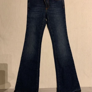 Bootcut jeans från Hunkydory Stockholm  - Helt nya bootcut jeans från hunkydory Stockholm. Dem är i storlek 32. Nypris 1895kr. För fler bilder eller frågor är det bara ni hör av. Köparen står för frakten 💗