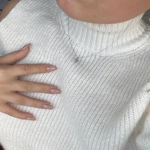 Stickad vit tröja med öppna axlar  - En jättefin MJUK stickad tröja med öppna axlar. Helt oanvänd endast testad🥰 Nyskick då den är helt oanvänd💕