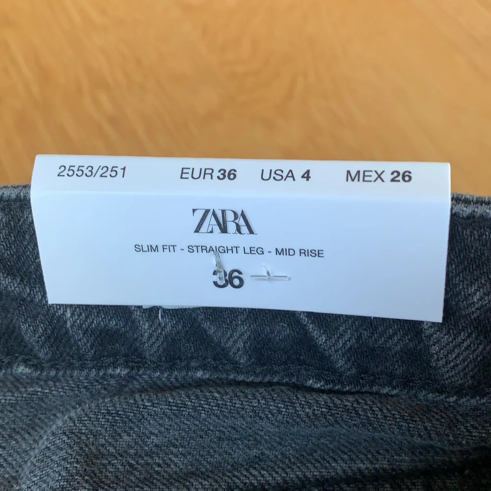 Säljer mina precis nyköpta byxor från Zara då dom inte passade mig. Otroligt fin färg och en bra längd på byxan🥳. Jeans & Byxor.