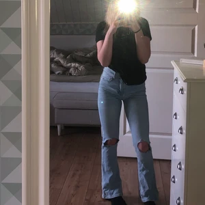 Fina blåa jeans - ( 85kr + frakt ) jätte sköna och stretchiga 🖤 ljusblåa botcat jeans 🖤 storlek S, motsvarar ungefär 164/170 elr 34/36 🖤 kontakta mig om du är intresserad eller vill ha fler bilder!🖤