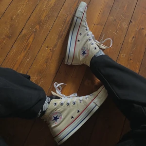 converse vita 37,5 - krämvita converse i storlek 37,5. passar dock även 38. är använda och har sina skavanker (se bild 3) men fortfarande väldigt fina. säljer då jag inte använder dem 😢 GRATIS FRAKT