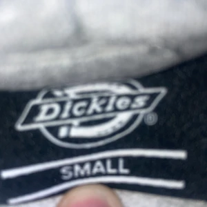 Dickies hoodie storlek small  - Hej säljer min dickies hooedie nu den är för liten 
