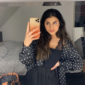 Prickig blus  - Fin prickig blus som även kan användas öppen som något att ha över ett linne! Materialet glänser som satin 🤠💗✨