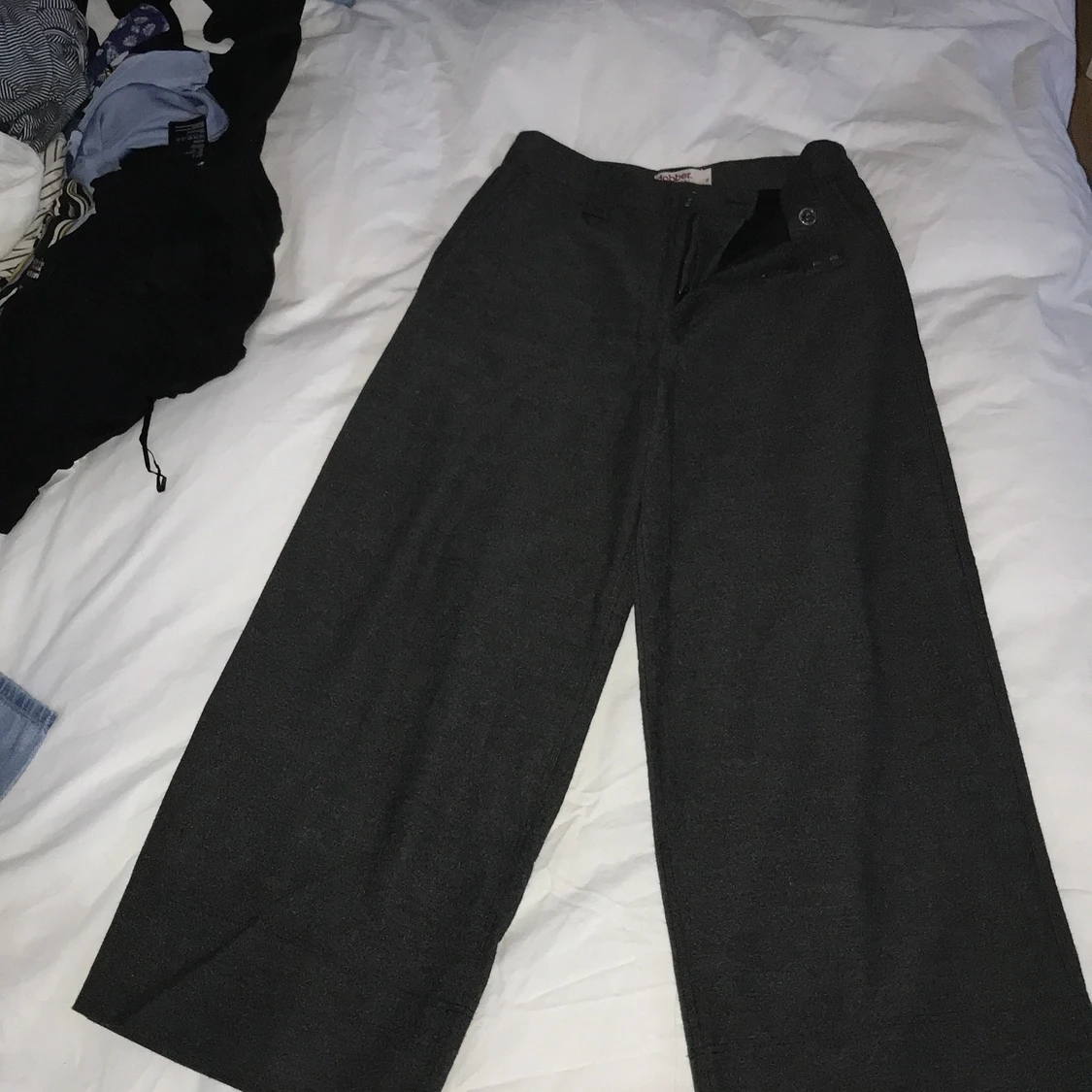 Mörk gråa byxor 