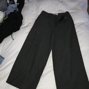 Mörk gråa byxor  - Väldigt korta i benen, passar därför någon som e kortare än 160! Fint skick o super skönt material