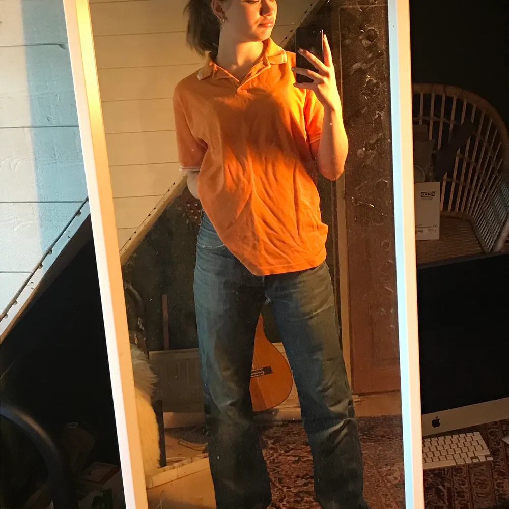 Orange tröja med skit snygga vita detaljer i storlek L så den är väldigt stor. Tunn men skön tröja köpte på Plick men säljer för den inte är min stil. Frakt tillkommer 66kr ❤️❤️. T-shirts.