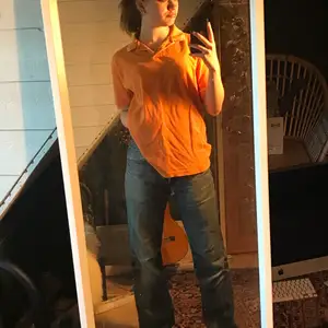Orange tröja med skit snygga vita detaljer i storlek L så den är väldigt stor. Tunn men skön tröja köpte på Plick men säljer för den inte är min stil. Frakt tillkommer 66kr ❤️❤️