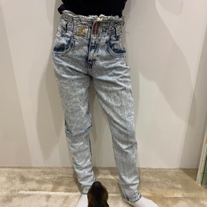 Ljusa jeans med tryck - Jätte snygga jeans med olika tryck! I samma skick som när de köptes!