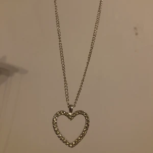 Halsband  - Ett hjärtformat, silver halsband. Använd få gånger därav säljer jag det. Köparen står för frakten ifall den ska fraktas. 