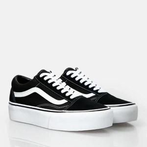 HELT NYA VANS - Sprillans nya Old Skool Platform! Helt oanvända och låda medföljer. Säljes pga fel storlek! Nypris 899:- 💜💜