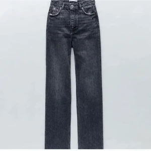 Grå zara jeans  - Ett par supersnygga zara jeans som har lappen kvar i storlek 34. Råkade köpa två i samma därav säljer jag ena paret! De är väldigt långa men är meningen att man ska klippa av till sin längd så passar alla längder!! (Andra bilden är lånad) Köparen står för frakt! 